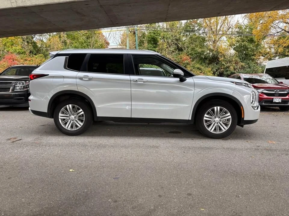 2022 Mitsubishi Outlander - Image 4 of 16