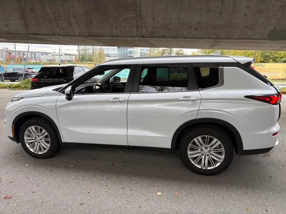 2022 Mitsubishi Outlander - Image 5 of 16