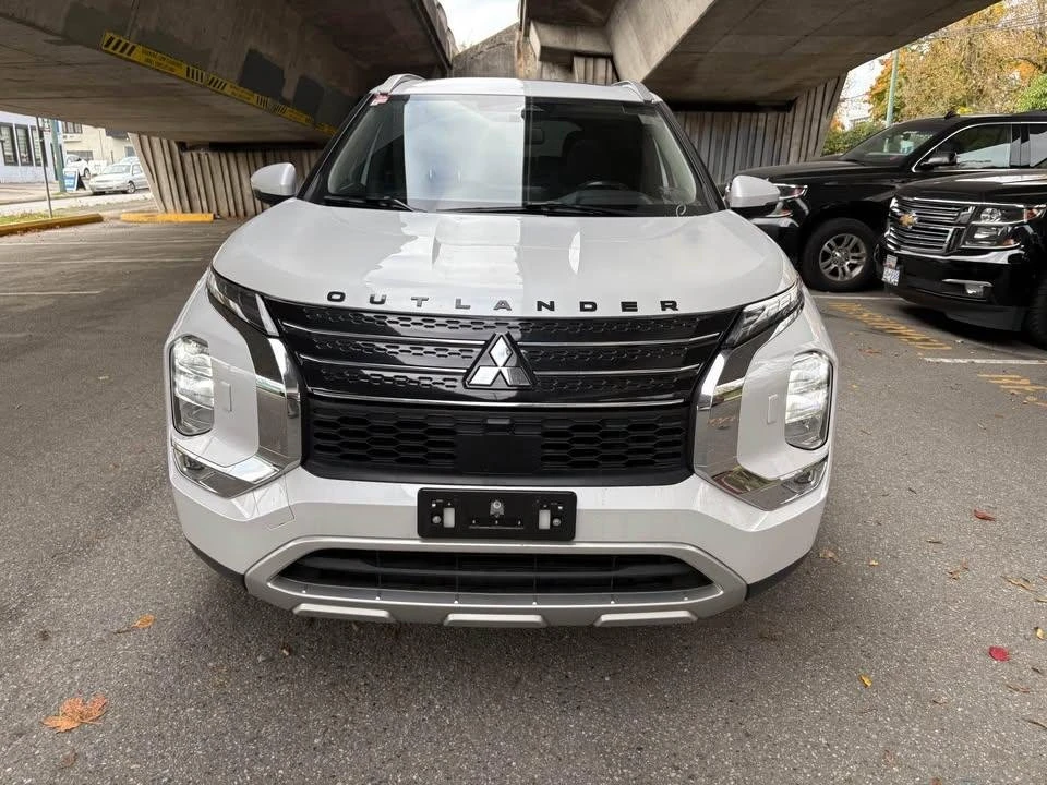2022 Mitsubishi Outlander - Image 2 of 16
