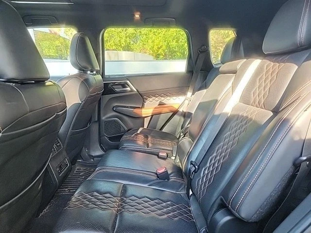 2022 Mitsubishi Outlander - Image 8 of 9