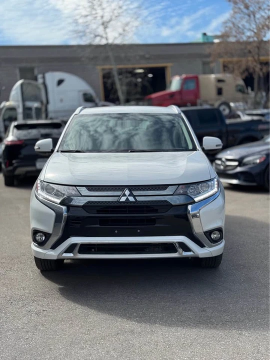 2022 Mitsubishi Outlander - Image 2 of 14