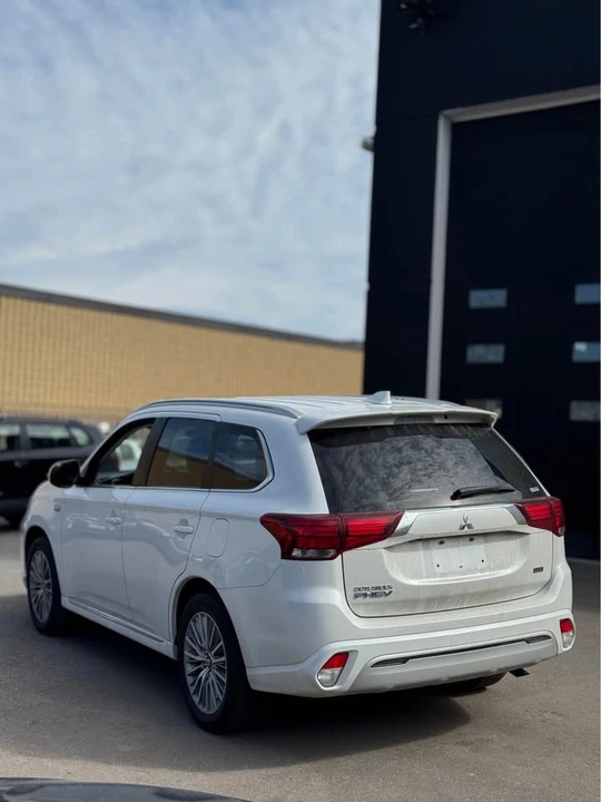 2022 Mitsubishi Outlander - Image 7 of 14