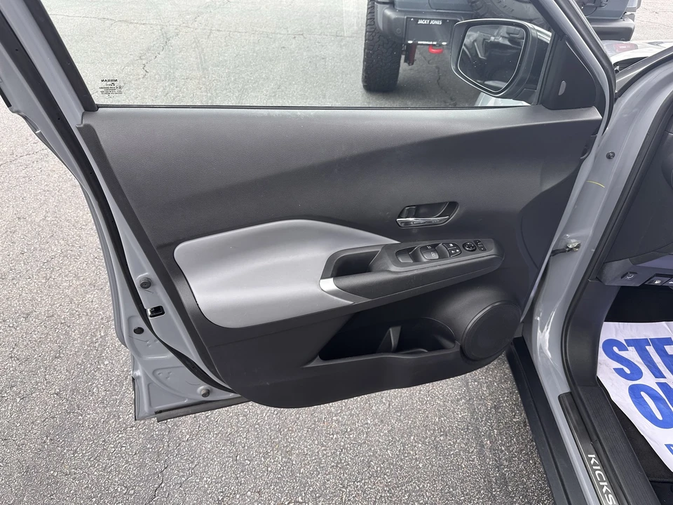 2022 Nissan Kicks - Image 9 of 27