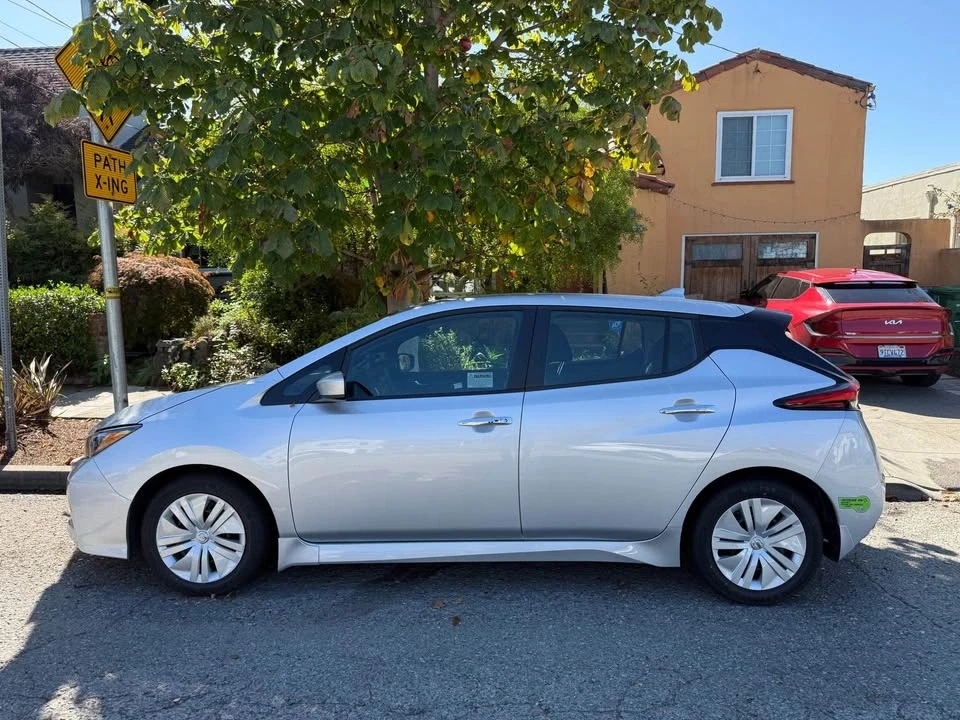2022 Nissan Leaf - Image 2 of 10