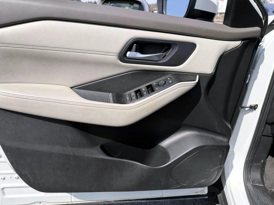 2022 Nissan Rogue - Image 18 of 31