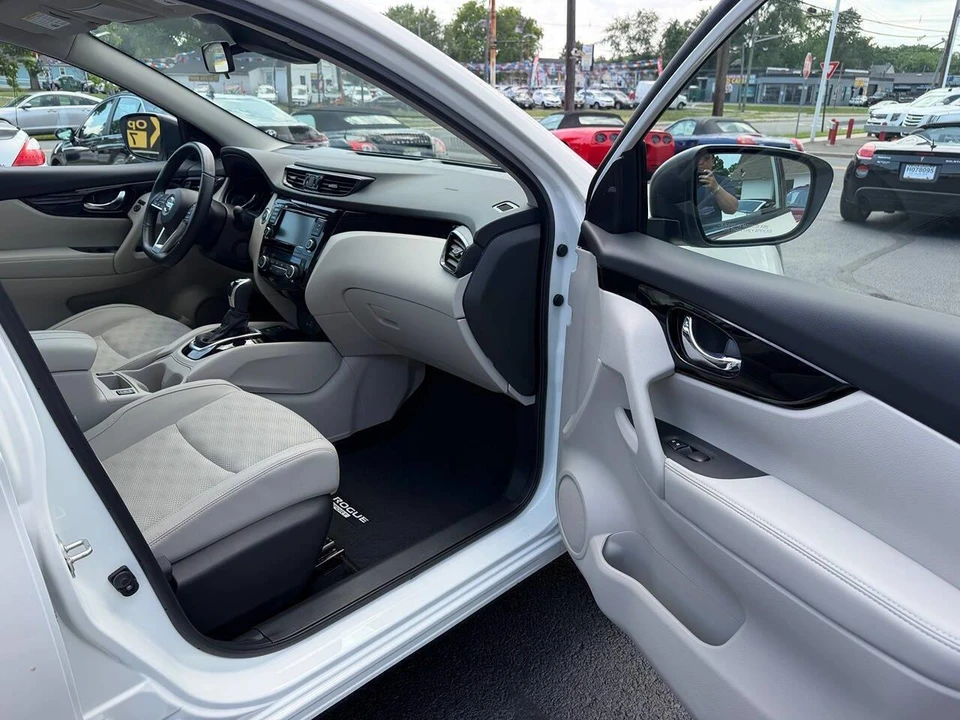2022 Nissan Rogue - Image 17 of 28