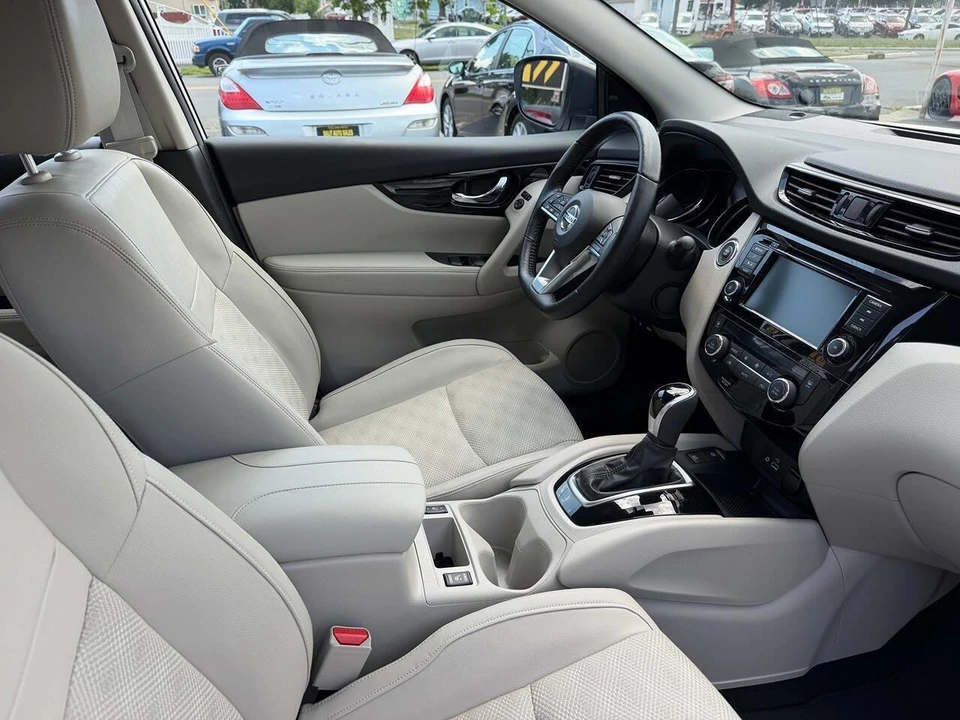 2022 Nissan Rogue - Image 19 of 28