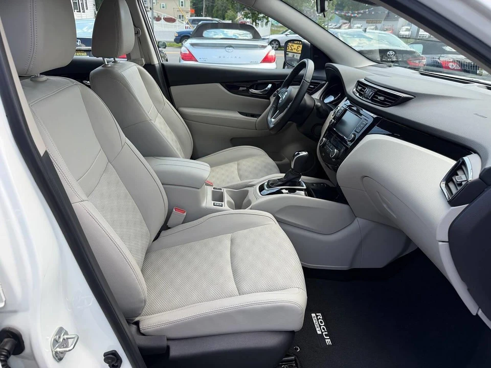 2022 Nissan Rogue - Image 18 of 28