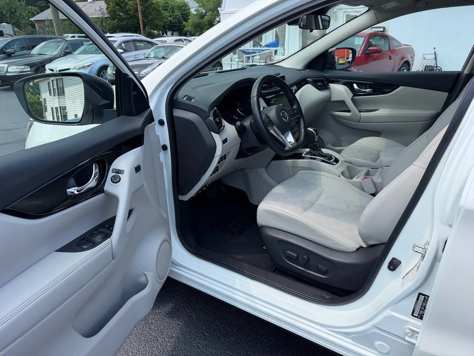 2022 Nissan Rogue - Image 2 of 28