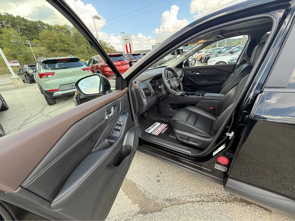2022 Nissan Rogue - Image 9 of 13