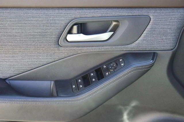 2022 Nissan Rogue - Image 15 of 21