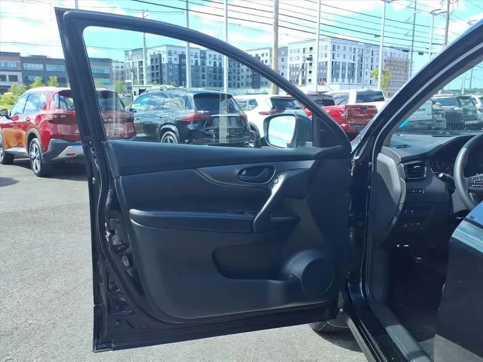 2022 Nissan Rogue - Image 11 of 17