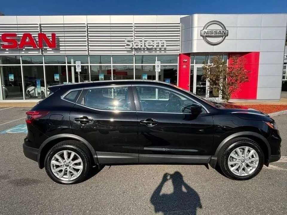 2022 Nissan Rogue - Image 2 of 17