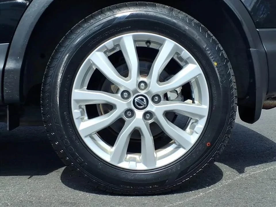 2022 Nissan Rogue - Image 9 of 17
