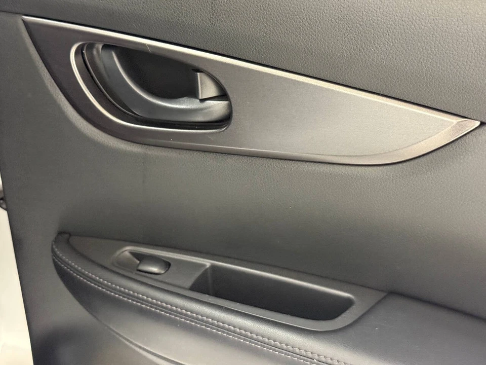 2022 Nissan Rogue - Image 25 of 31