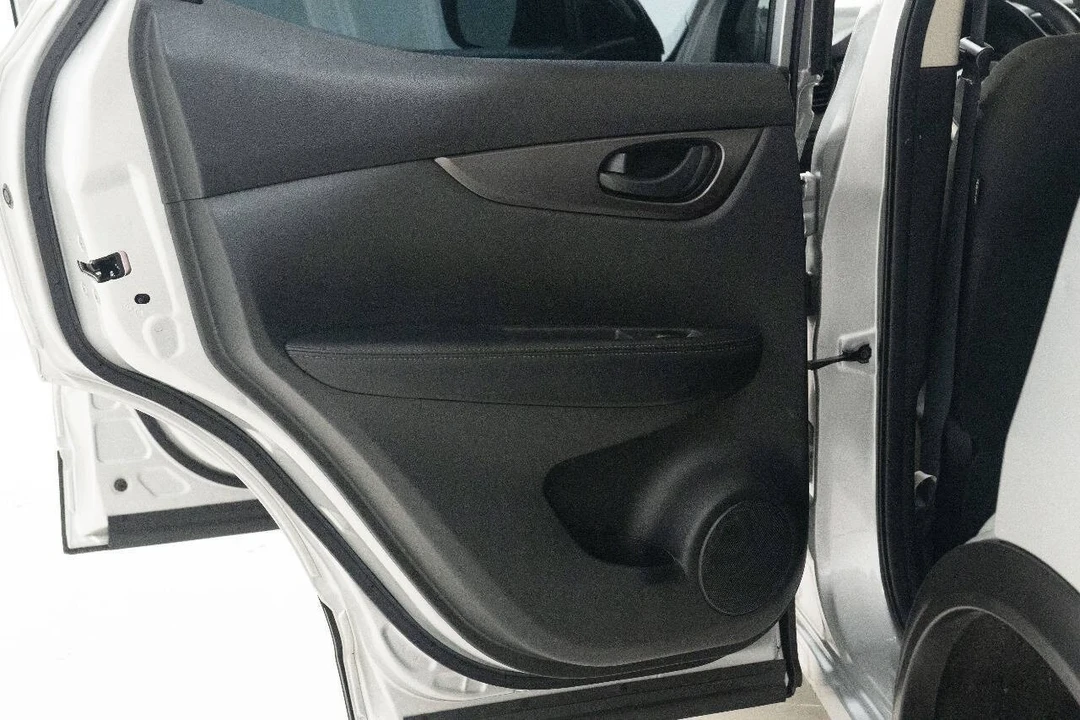 2022 Nissan Rogue - Image 18 of 21