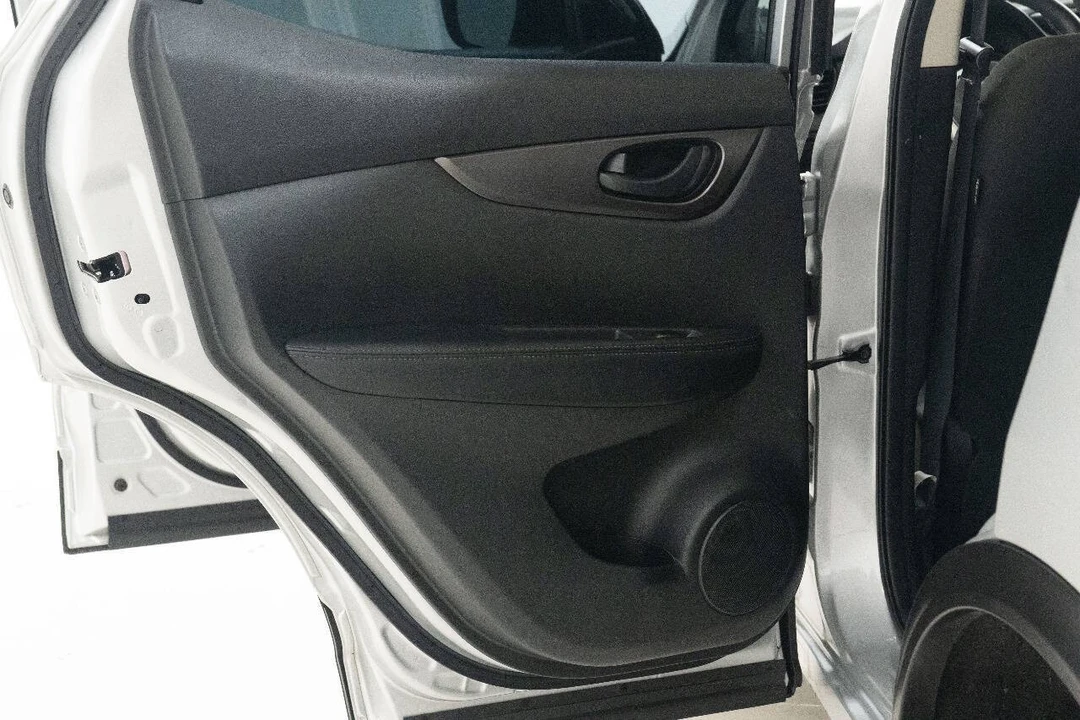 2022 Nissan Rogue - Image 18 of 21