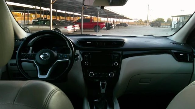 2022 Nissan Rogue - Image 18 of 21