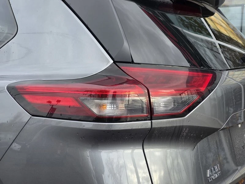 2022 Nissan Rogue - Image 8 of 17