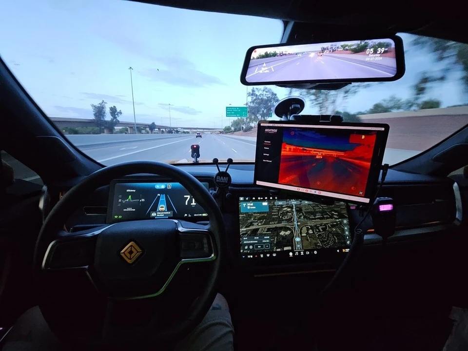 2022 Rivian R1T - Image 7 of 12