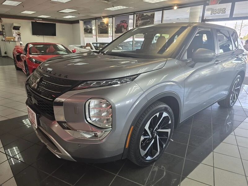 2022 Mitsubishi Outlander - Image 2 of 4