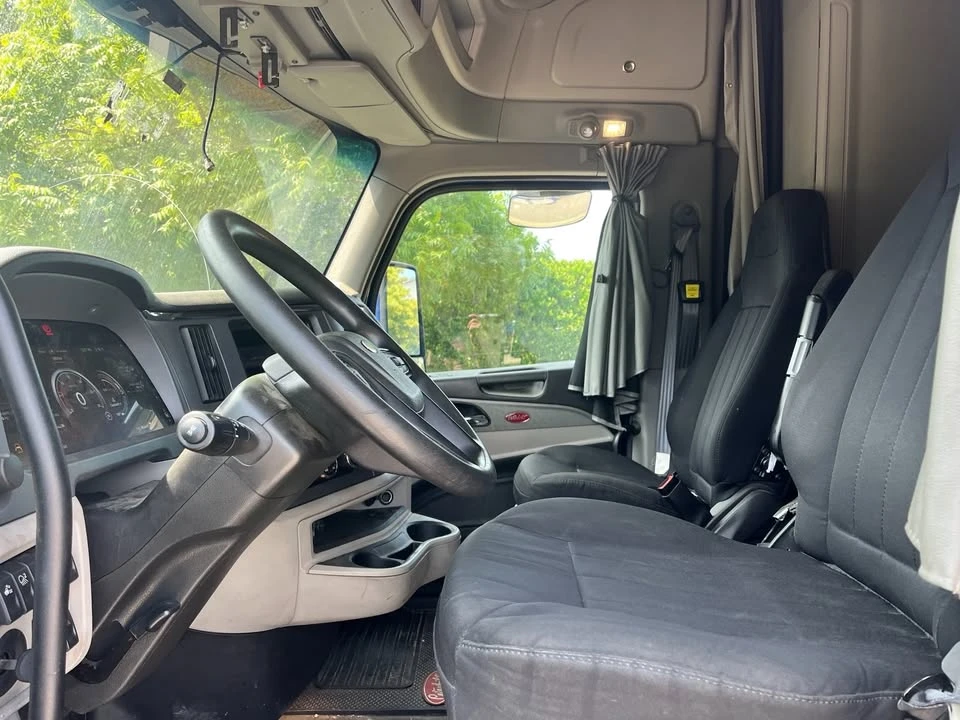 2022 Peterbilt 579 - Image 2 of 4