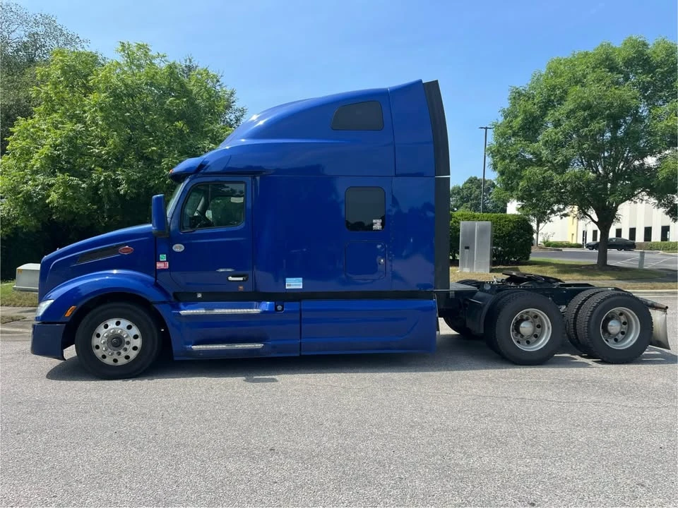 2022 Peterbilt 579 - Image 3 of 4