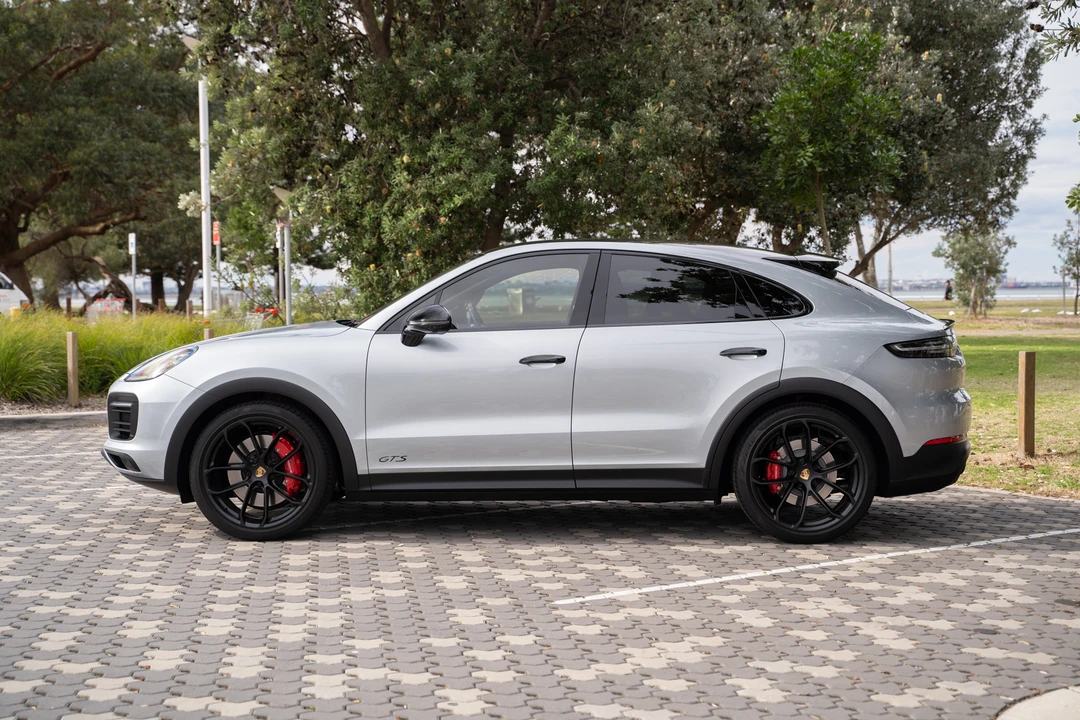 2022 Porsche 9Y0/9Y3 Cayenne GTS - Image 9 of 31