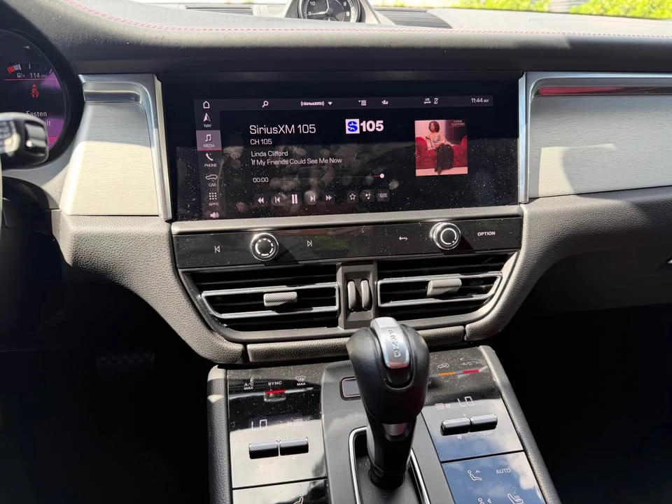 2022 Porsche Macan - Image 17 of 18