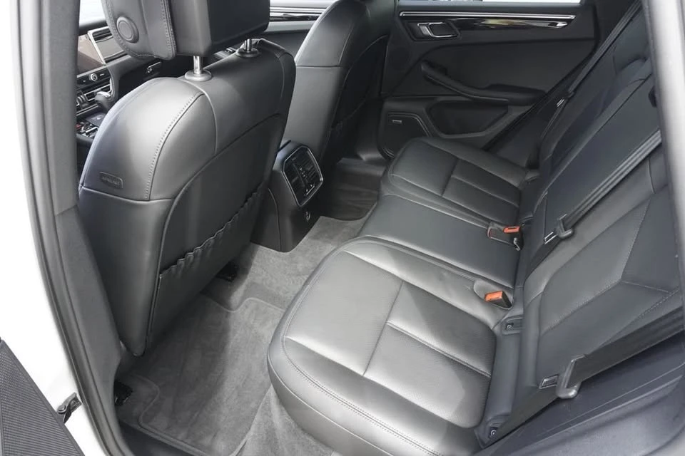 2022 Porsche Macan - Image 18 of 20