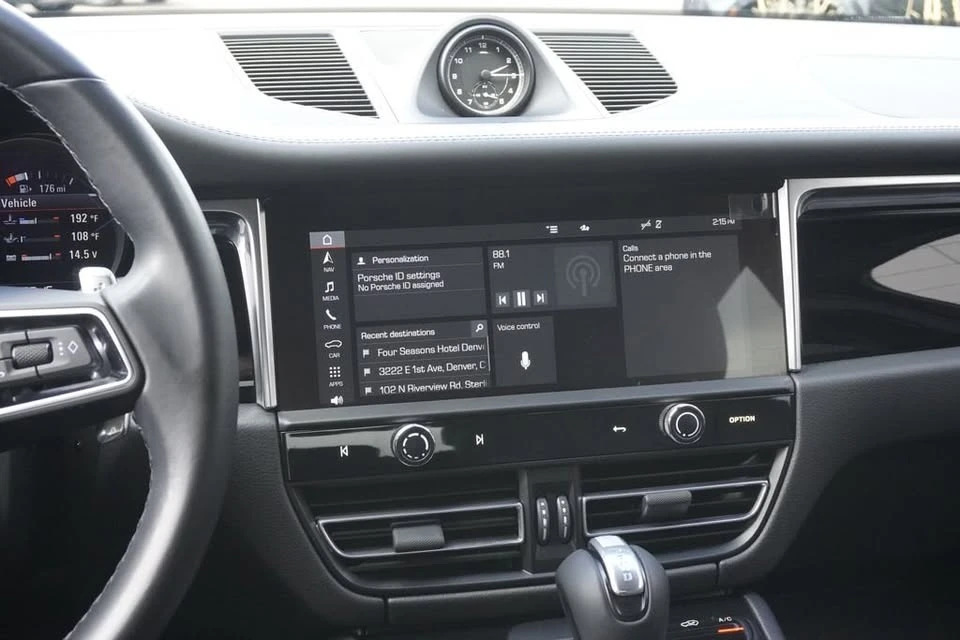 2022 Porsche Macan - Image 11 of 20