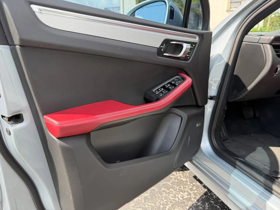 2022 Porsche Macan - Image 18 of 19