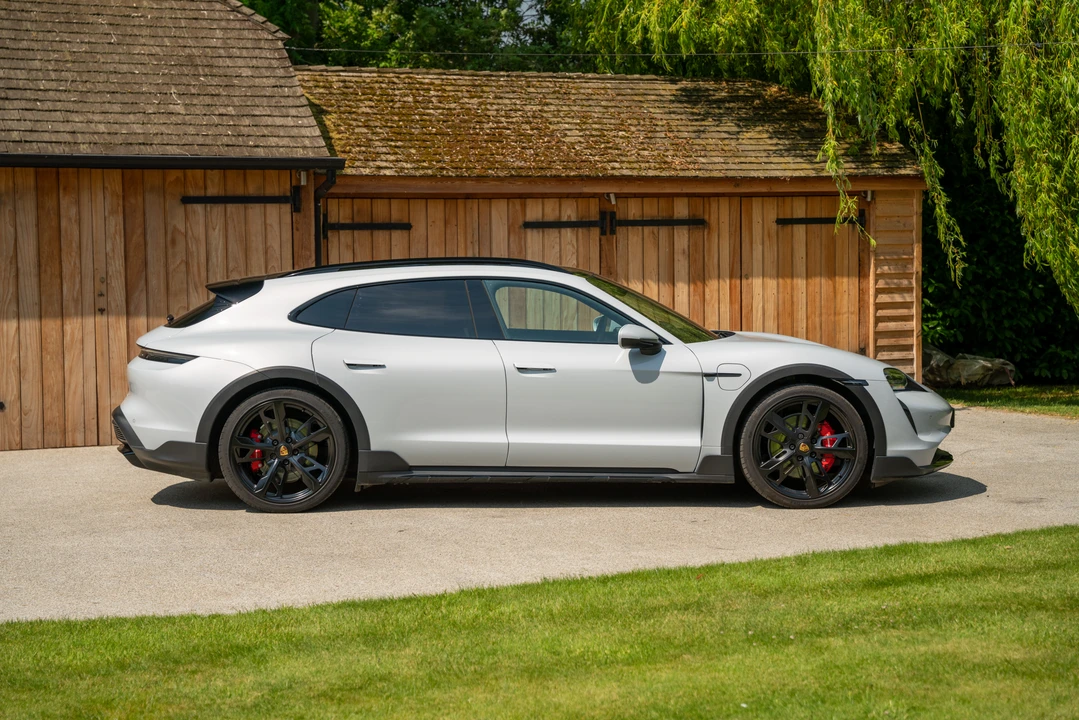 2022 Porsche Taycan 4S - Image 13 of 31