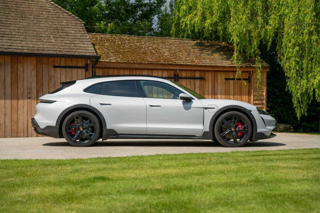 2022 Porsche Taycan 4S - Image 5 of 31
