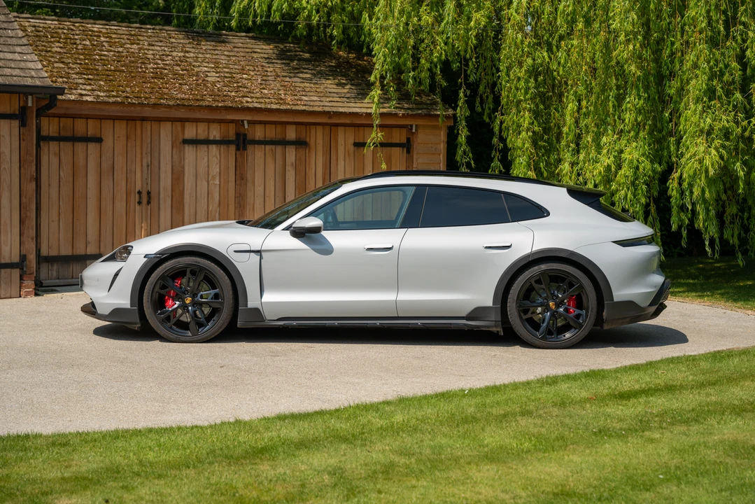 2022 Porsche Taycan 4S - Image 17 of 31