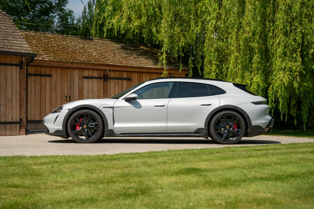 2022 Porsche Taycan 4S - Image 9 of 31