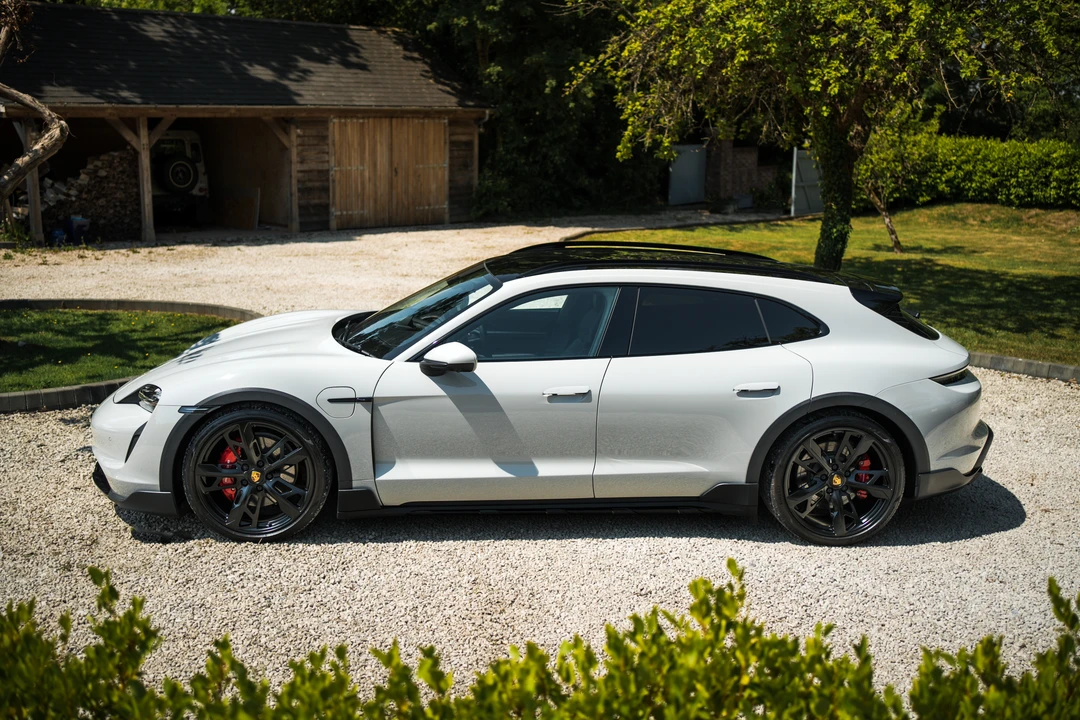 2022 Porsche Taycan 4S - Image 13 of 31