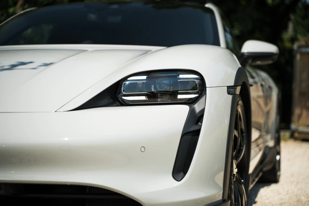 2022 Porsche Taycan 4S - Image 23 of 31