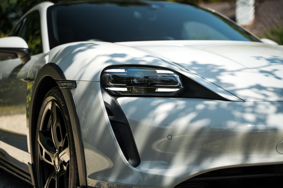 2022 Porsche Taycan 4S - Image 24 of 31