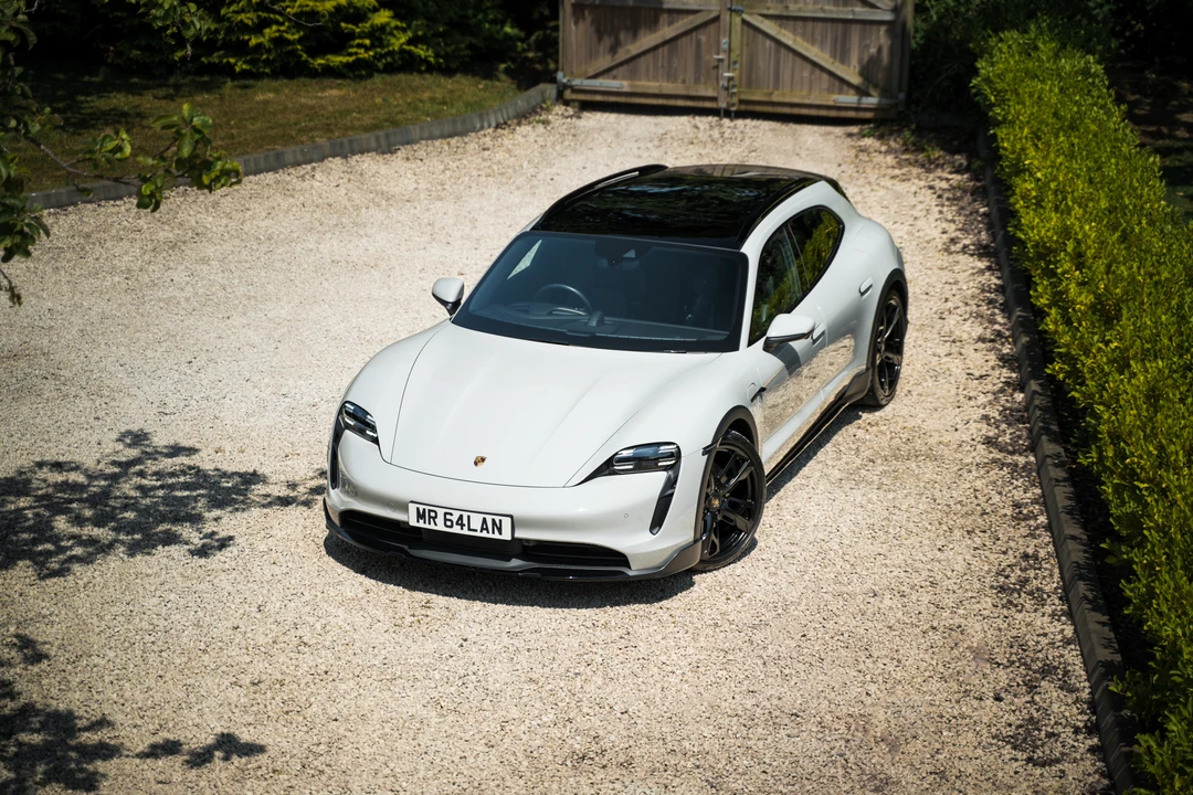 2022 Porsche Taycan 4S - Image 11 of 31