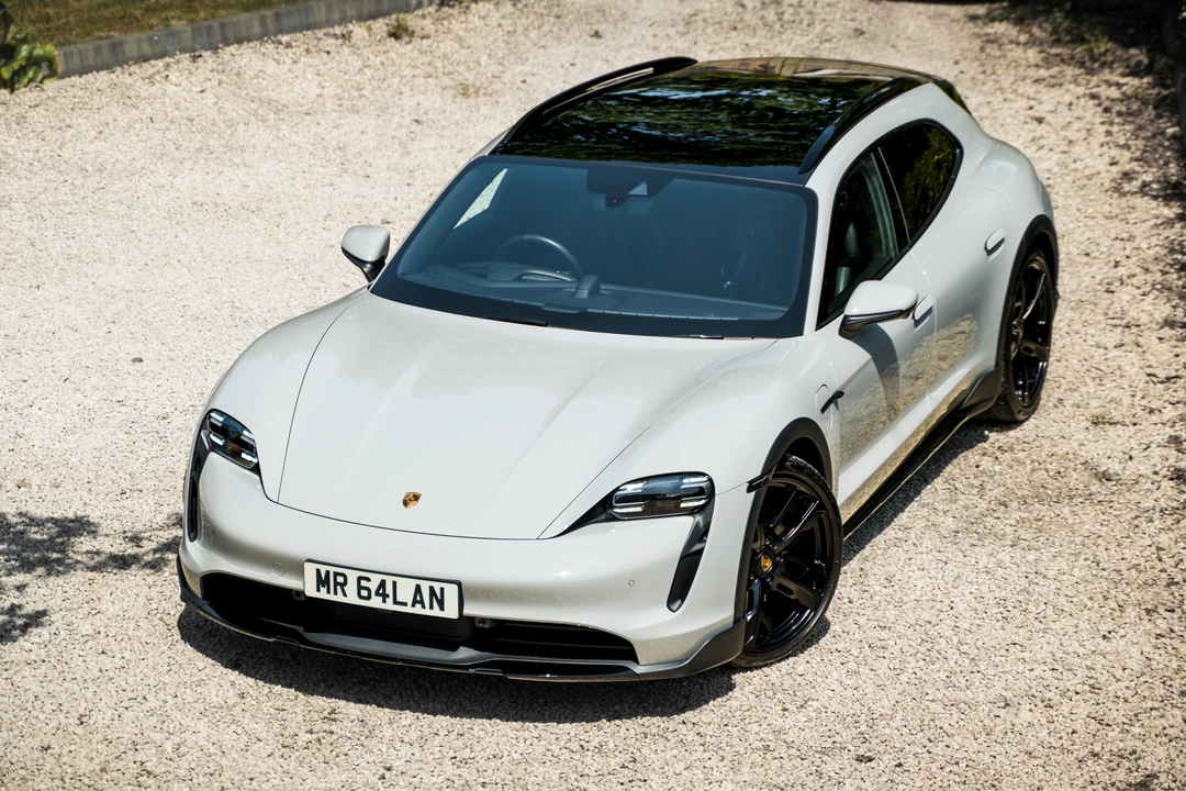 2022 Porsche Taycan 4S - Image 17 of 31