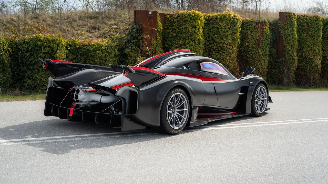 2022 Pagani Huayra - Image 15 of 31