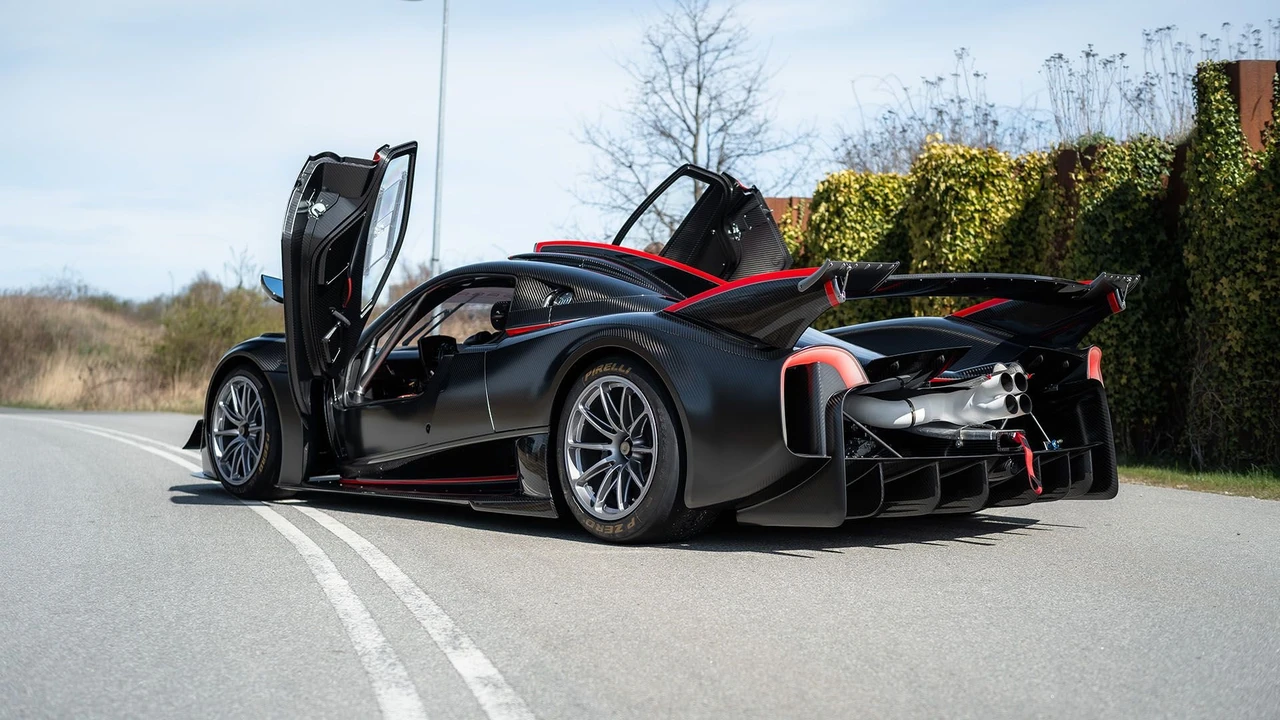 2022 Pagani Huayra - Image 18 of 31