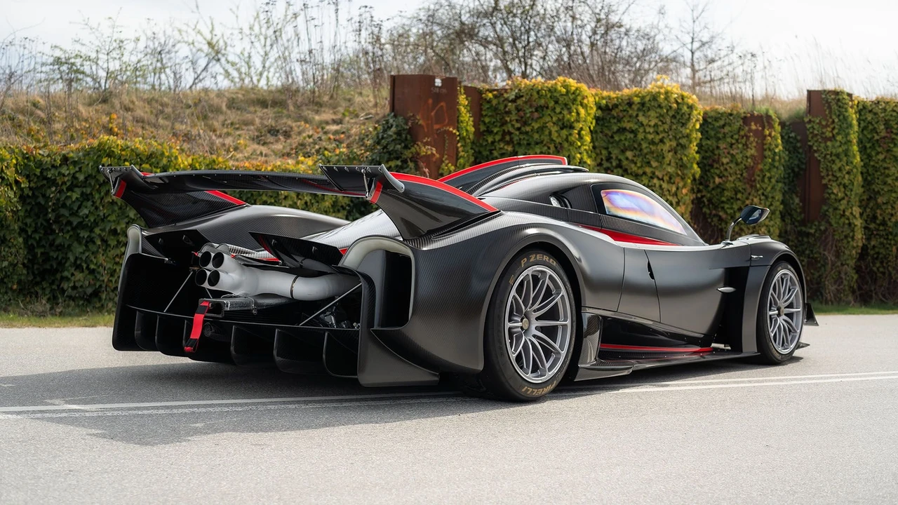 2022 Pagani Huayra - Image 4 of 31