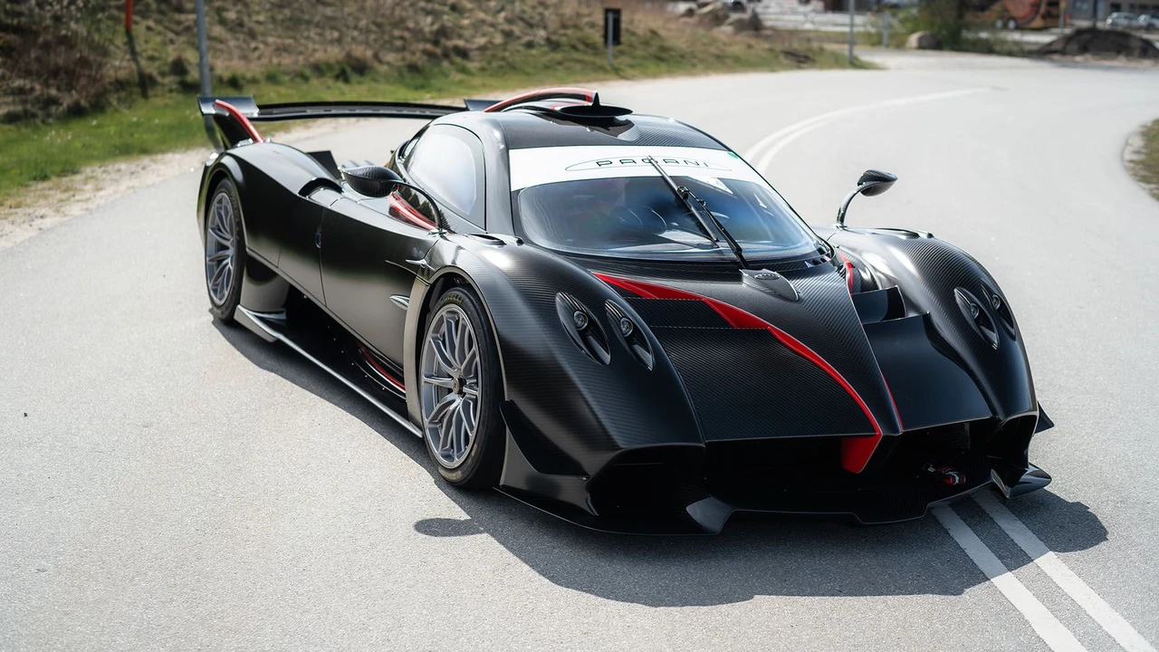 2022 Pagani Huayra - Image 10 of 31