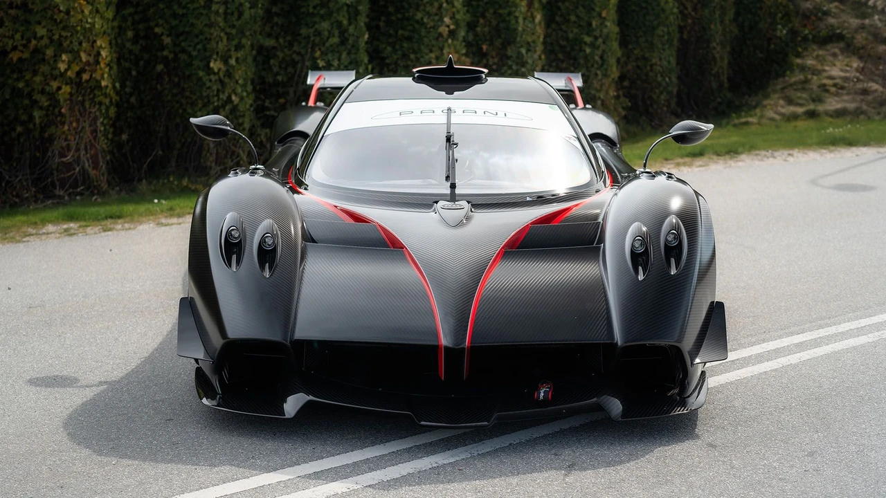 2022 Pagani Huayra - Image 5 of 31