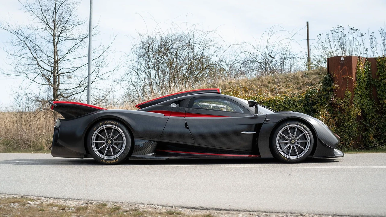 2022 Pagani Huayra - Image 9 of 31