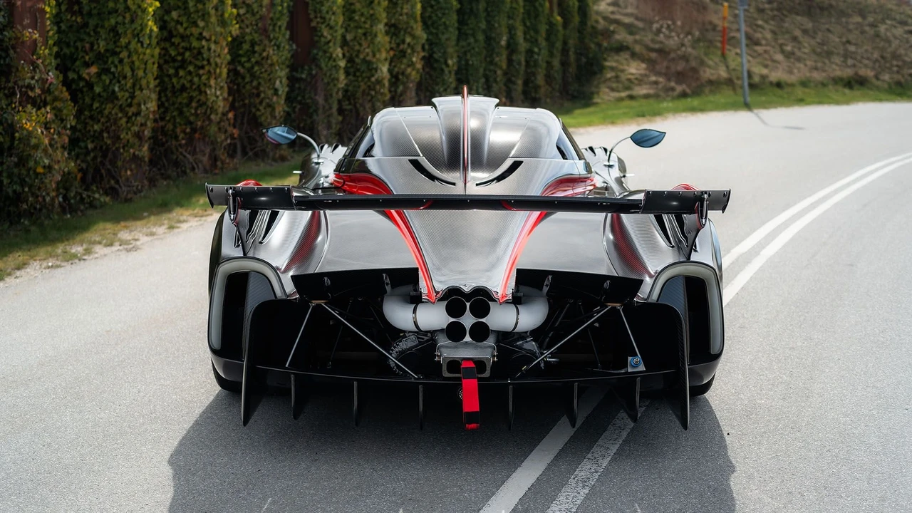 2022 Pagani Huayra - Image 16 of 31