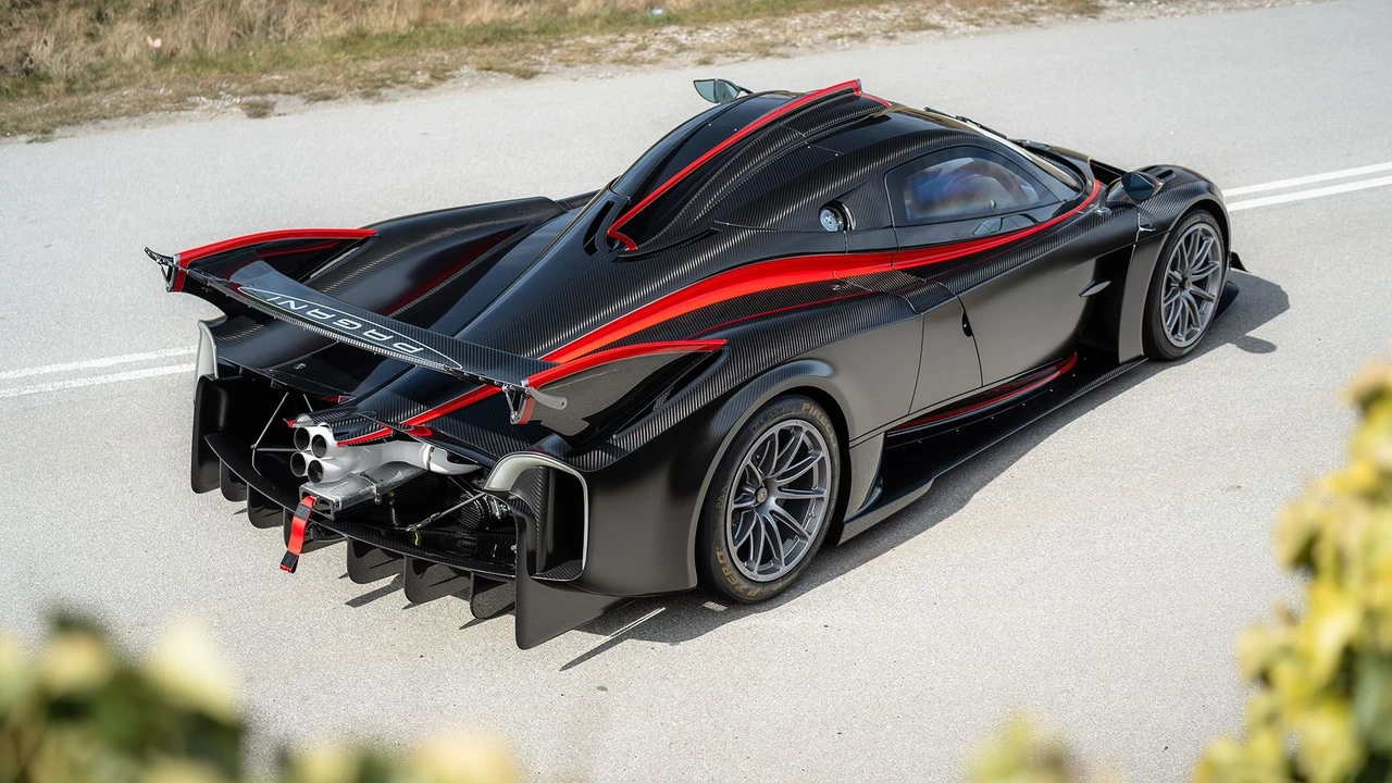 2022 Pagani Huayra - Image 17 of 31