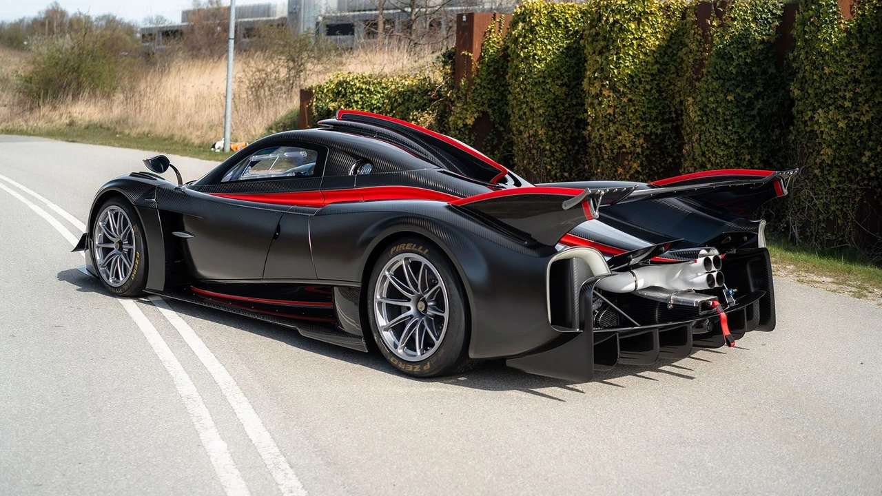 2022 Pagani Huayra - Image 13 of 31